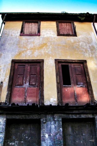Παλιά Και Κατεστραμμένη Πέτρινη Πρόσοψη Του Πορτογαλικού Μεσαιωνικού Χωριού Guimaraes — Φωτογραφία Αρχείου