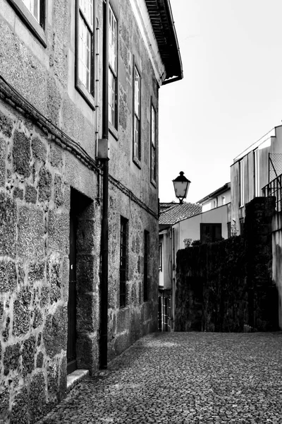 Hermosas Calles Antiguas Fachadas Piedra Del Pueblo Medieval Portugués Guimaraes —  Fotos de Stock