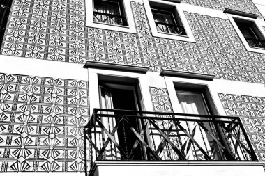 Ocak ayında Aveiro köyündeki su kanalının yanındaki güzel ve eski renkli ön cephe