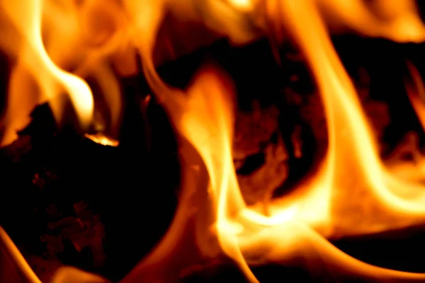 在壁炉后面燃烧着的原木 — 图库照片