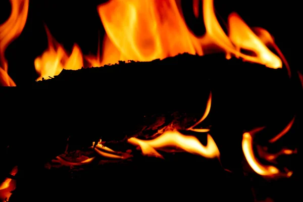 在壁炉后面燃烧着的原木 — 图库照片
