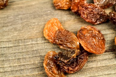 Gri tahta üzerinde lezzetli sultana üzümleri