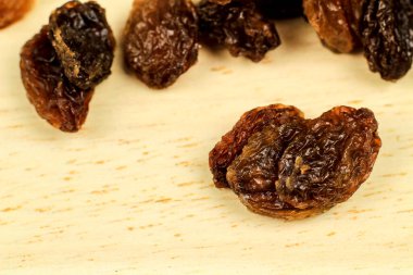 Kahverengi tahta üzerinde lezzetli sultana üzümleri