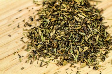 Kurumuş kekik kahverengi tahta üzerine döküldü.