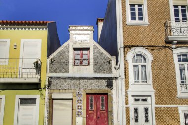 Ocak ayında Aveiro köyündeki su kanalının yanındaki güzel ve eski renkli tipik cepheler.