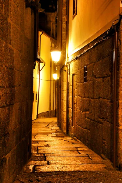 Hermosas Calles Antiguas Fachadas Piedra Del Pueblo Medieval Portugués Guimaraes —  Fotos de Stock