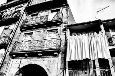 Ocak ayında Porto şehrinde güzel ve eski renkli cepheler