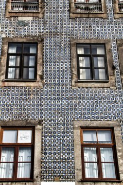 Ocak ayında Porto şehrinde güzel ve eski renkli cepheler