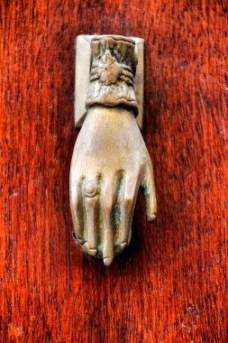 Portekiz, Porto 'daki eski kahverengi ahşap kapıya el şeklinde altın kapı tokmağı.