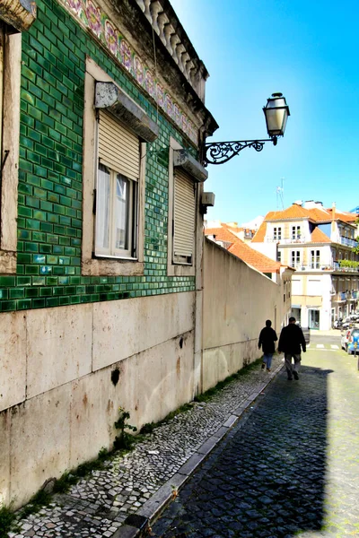 Barevné Ulice Majestátními Fasádami Okny Balkony Lisabonského Města Portugalsku Slunečného — Stock fotografie