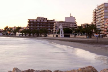 Santa Pola 'da gün batımında sahil, Güney İspanya' da küçük bir balıkçı köyü.