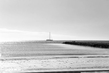 Santa Pola, Alicante sahilinde güneşli bir gün.