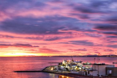 İspanya, Alicante, Santa Pola körfezinde sonbaharda muhteşem ve renkli bir gün batımı.