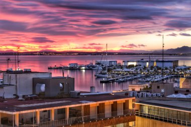 İspanya, Alicante, Santa Pola körfezinde sonbaharda muhteşem ve renkli bir gün batımı.
