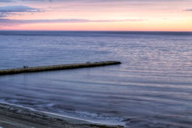 İspanya, Alicante, Santa Pola körfezinde sonbaharda muhteşem ve renkli bir gün batımı.