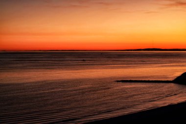 Santa Pola 'da güzel ve renkli bir gün batımı, Güney İspanya' da küçük bir balıkçı köyü.
