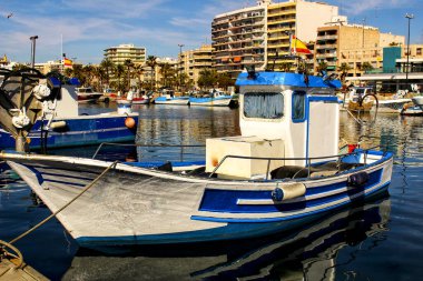 Santa Pola limanına demirlemiş balıkçı tekneleri, Alicante