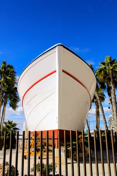 Barco Pesca Uma Praça Santa Pola Uma Pequena Aldeia Pescadores — Fotografia de Stock