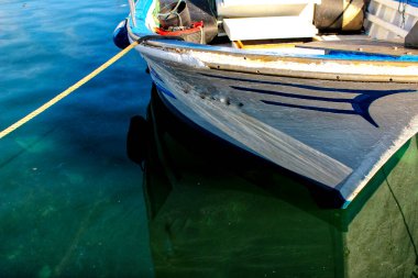 Santa Pola limanına demirlemiş balıkçı tekneleri, Alicante
