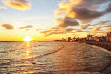 Santa Pola 'da Sunset' te renkli ve güzel bir gökyüzü ve deniz. Güney İspanya 'da küçük bir balıkçı köyü.