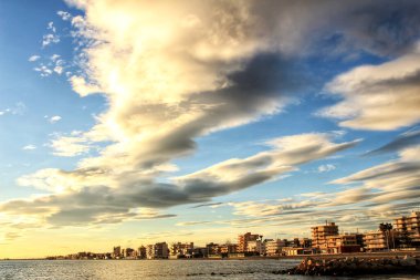 Santa Pola 'da Sunset' te renkli ve güzel bir gökyüzü ve deniz. Güney İspanya 'da küçük bir balıkçı köyü.