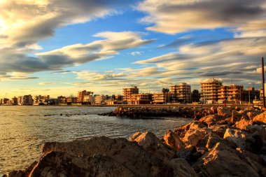 Santa Pola 'da Sunset' te renkli ve güzel bir gökyüzü ve deniz. Güney İspanya 'da küçük bir balıkçı köyü.