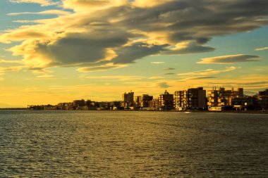 Santa Pola 'da Sunset' te renkli ve güzel bir gökyüzü ve deniz. Güney İspanya 'da küçük bir balıkçı köyü.