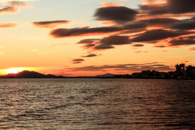 Santa Pola 'da Sunset' te renkli ve güzel bir gökyüzü ve deniz. Güney İspanya 'da küçük bir balıkçı köyü.
