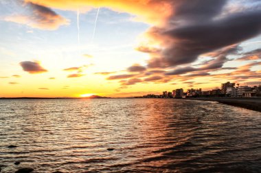 Santa Pola 'da Sunset' te renkli ve güzel bir gökyüzü ve deniz. Güney İspanya 'da küçük bir balıkçı köyü.