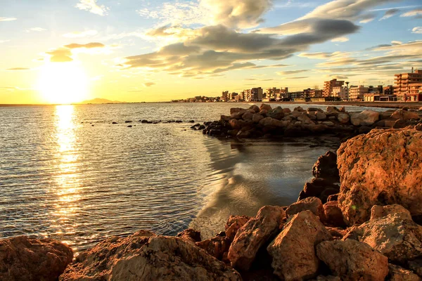 Santa Pola 'da Sunset' te renkli ve güzel bir gökyüzü ve deniz. Güney İspanya 'da küçük bir balıkçı köyü.