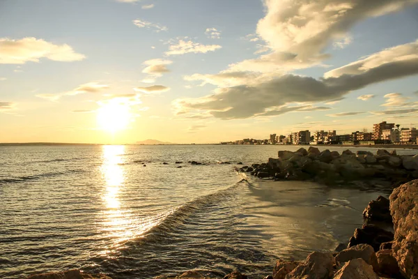 Santa Pola 'da Sunset' te renkli ve güzel bir gökyüzü ve deniz. Güney İspanya 'da küçük bir balıkçı köyü.