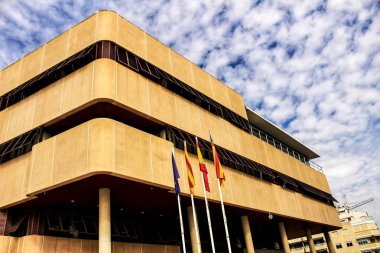 Santa Pola, İspanya - 16 Şubat 2018: Bulutlu bir günde İspanya ve Avrupa anayasal bayrakları belediye binasında