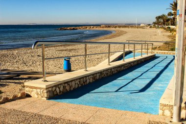 Güney İspanya, Santa Pola ve Alicante 'de engelliler için erişimi olan plaj.