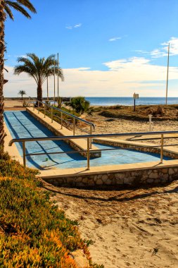 Güney İspanya, Santa Pola ve Alicante 'de engelliler için erişimi olan plaj.