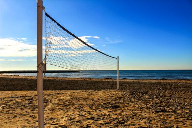 Sabah plajda voleybol ağı