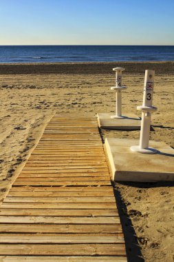 Ayakbanyosu ve kumsala yürüme yolu bulutlu bir günde