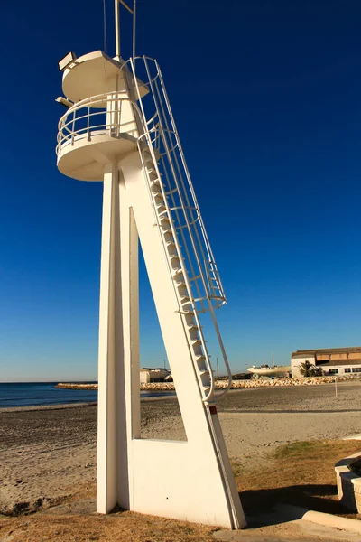 스페인 남부의 외로운 해변에 타워가 있습니다 보이는 야자나무 — 스톡 사진
