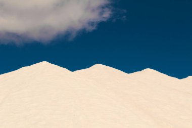 Santa Pola, İspanya 'da mavi gökyüzünün altındaki tuz dağları