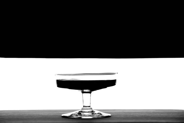 Cocktailglas Viel Schwarze Flüssigkeit Auf Schwarzem Und Weißem Hintergrund — Stockfoto