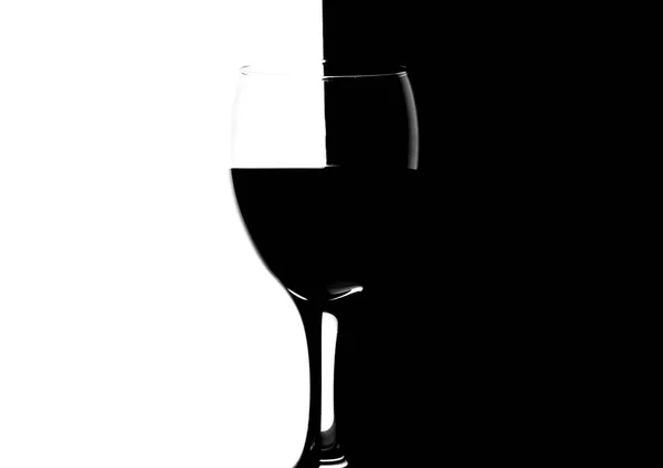 Glas Rotwein Auf Abstraktem Schwarzem Und Weißem Hintergrund — Stockfoto