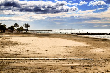 Sabah Santa Pola 'da bir sahil, Güney İspanya' da küçük bir balıkçı köyü.