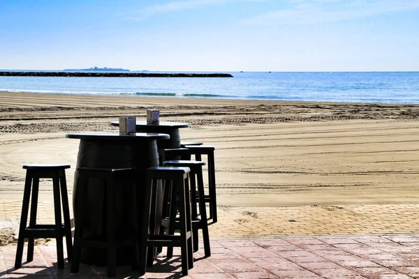 Güneşli Bir Günde Santa Pola Sahilinde Boş Teraslı Bir Bar — Stok fotoğraf