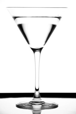 Beyaz arkaplanda boş kokteyl bardağı