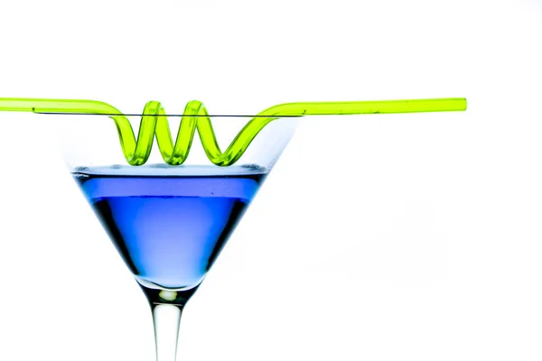 Ποτήρι Κοκτέιλ Μπλε Ποτό Και Πράσινο Διάφανο Καλαμάκι Λευκό Φόντο — Φωτογραφία Αρχείου