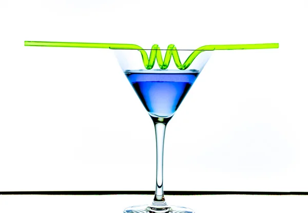 Cocktailglas Mit Blauem Getränk Und Grünem Transparentem Stroh Auf Weißem — Stockfoto