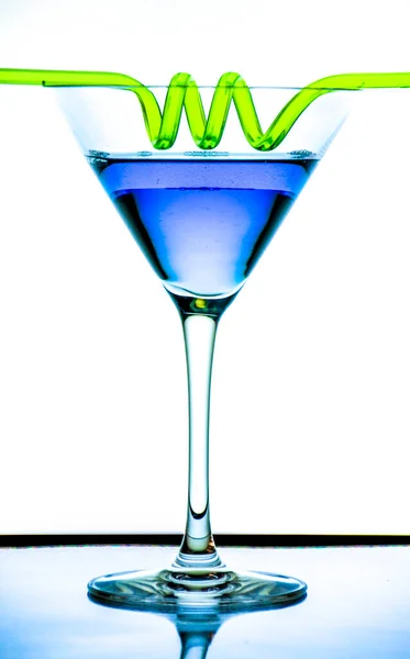 Cocktailglas Mit Blauem Getränk Und Grünem Transparentem Stroh Auf Weißem — Stockfoto