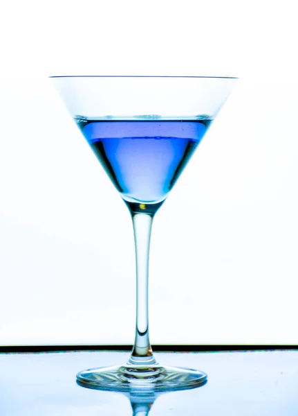 Cocktailglas Mit Blauem Getränk Auf Weißem Hintergrund — Stockfoto