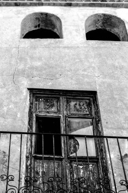 Chelva Köyü, Valensiyalı Cemaati, İspanya 'da kırık camlı eski bir köy cephesi.