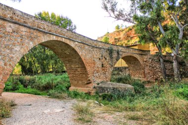 Chelva, İspanya 'daki Tuejar Nehri üzerindeki Eski Taş Köprü