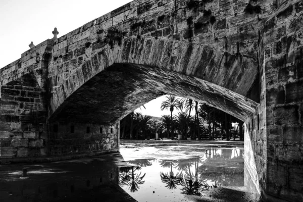 Vecchio Ponte Pietra Riflessioni Una Pozzanghera Parco Valencia — Foto Stock